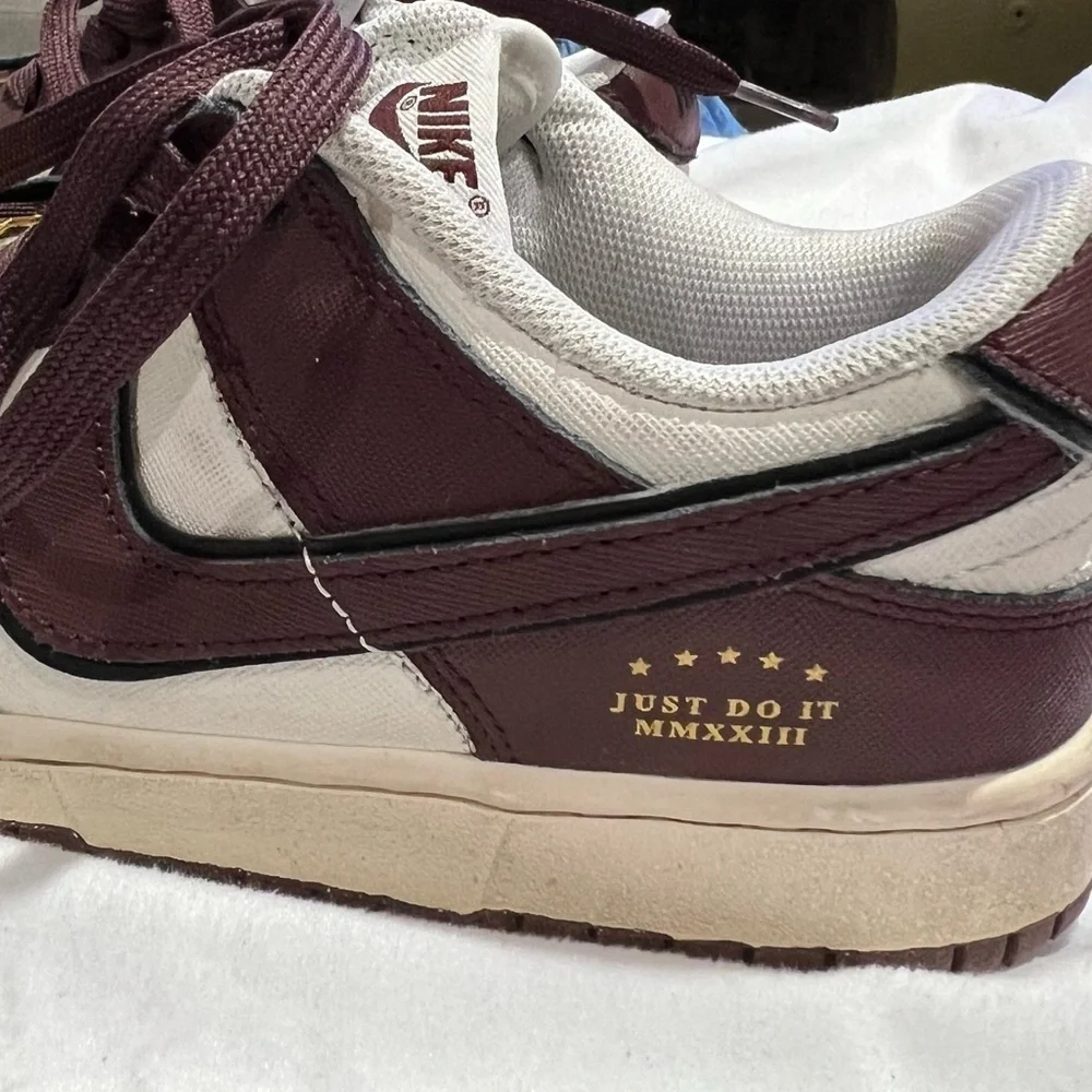 Nike Women’s Dunk Low SE Sisterhood Sneaker in Size 5.5. Style DV1160